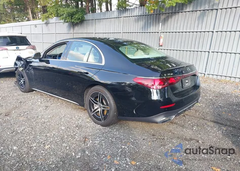 2025 Mercedes-Benz E 350 z USA, uszkodzony, nr VIN W1KLF4HB4SA100811